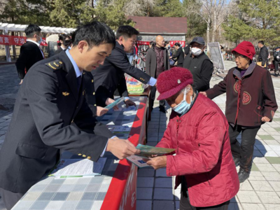 布尔津县市场监督管理局开展“宪法法律宣传月”集中宣传活动